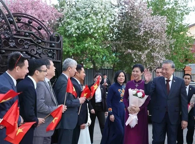 Le secrétaire général du Parti communiste du Vietnam, To Lam, son épouse et la délégation vietnamienne de haut rang sont accueillis par l'ambassade du Vietnam et les membres de la communauté au Kazakhstan le 5 mai. (Photo : VNA)