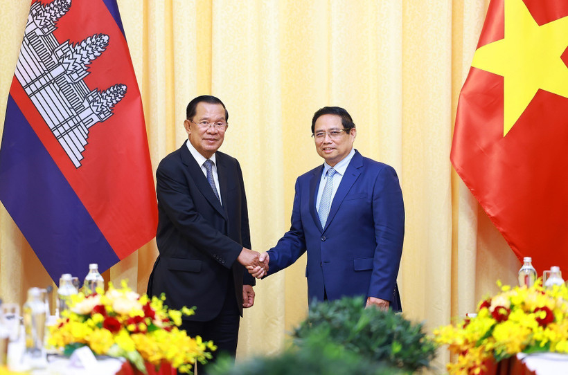 Le Premier ministre Pham Minh Chinh (droite) et Samdech Techo Hun Sen, président du Parti du peuple cambodgien et président du Sénat cambodgien. Photo : VNA
