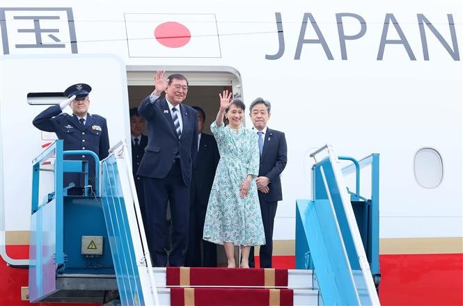 Le Premier ministre japonais et son épouse arrive nt à Hanoï, entamant une visite officielle au Vietnam. Photo : VNA