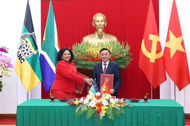 Tran Cam Tu, membre du Bureau politique et membre permanent du Secrétariat du Comité central du Parti communiste vietnamien (PCV), et Nomvula Mokonyane, première secrétaire générale adjointe du Congrès national africain (ANC) d'Afrique du Sud. Phôt : VNA