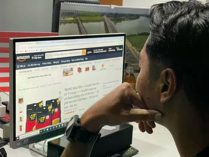 Les consommateurs découvrent et commandent du café vietnamien sur Amazon. Photo : SGGP