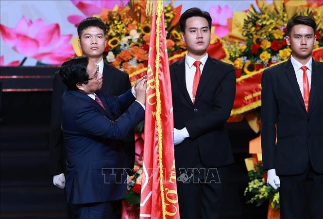 Le Premier ministre Pham Minh Chinh remet à la VOV l’Ordre de Hô Chi Minh, haute distinction décernée par le Parti et l’État. Photo : VNA