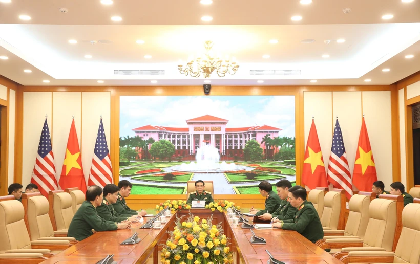 Le ministre vietnamien de la Défense s'entretient par téléphone avec son homologue américain. Photo : VNA