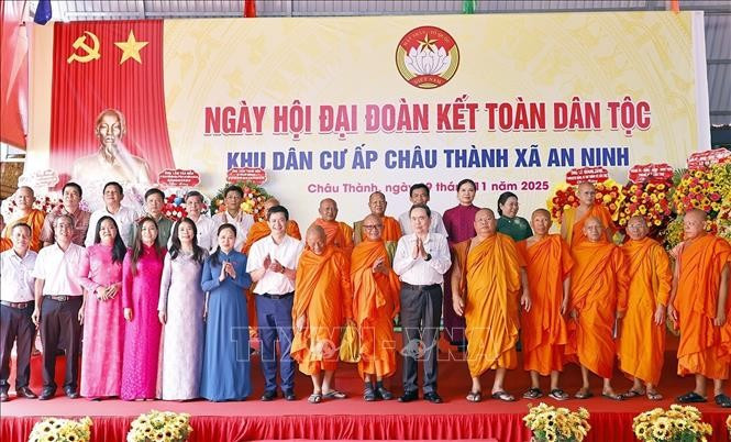 Le président de l'Assemblée nationale, Tran Thanh Man (au premier plan, sixième à partir de la droite), et d'autres participants au grand Festival de la solidarité nationale dans le hameau de Chau Thanh, commune d'An Ninh, province de Can Tho, le 9 novembre (Photo : VNA)