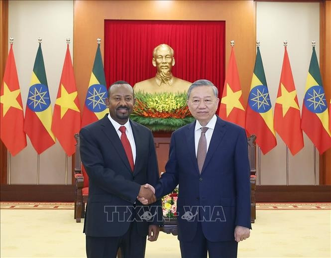 Le secrétaire général du Parti communiste du Vietnam (PCV), To Lam, (droite) et Abiy Ahmed Ali, Premier ministre éthiopien et président du Parti de la prospérité (PP). Photo : VNA