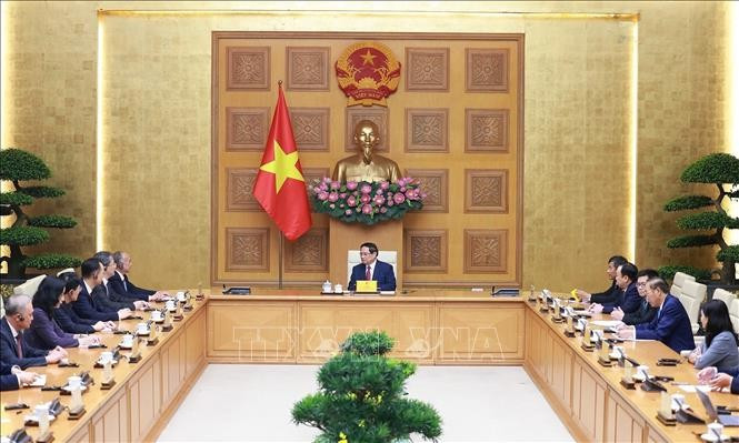 Le Premier ministre Pham Minh Chinh a reçu, le 25 septembre, à Hanoi, Lin Wu, membre du Comité central du Parti communiste chinois, secrétaire du Comité du Parti de la province du Shandong et président du Comité permanent de l’Assemblée populaire provinciale du Shandong, en visite de travail au Vietnam. Photo : VNA