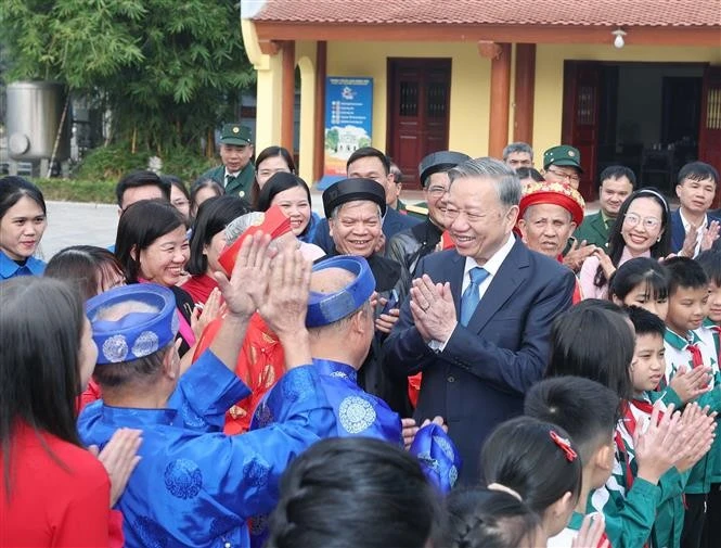 Le ecrétaire général du Parti To Lam et la population de Hung Yen. Photo : VNA