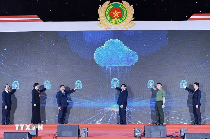 Le Premier ministre Pham Minh Chinh et les délégués ont inauguré le Centre national de données n°1 et annoncé le fonctionnement officiel du système de base de données du Centre national de données. Photo : VNA