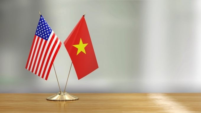 Drapeaux du Vietnam et des États-Unis. Photo : VNA