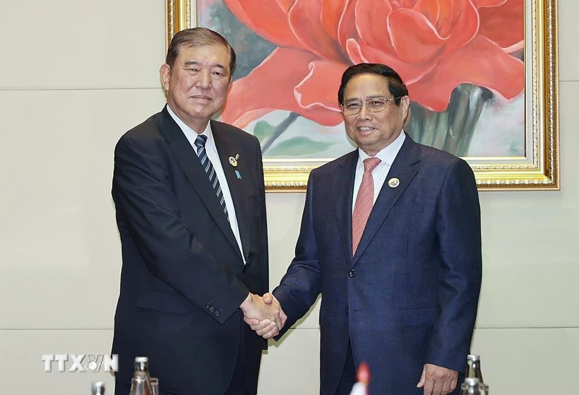 Le Premier ministre Pham Minh Chinh (droite) et son homologue Ishiba Shigeru à Vientiane du Laos. Photo : VNA