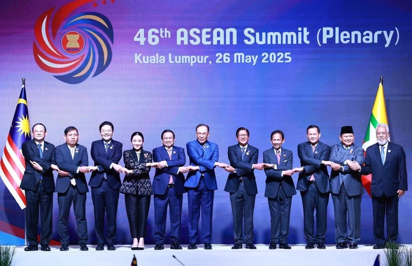 Les dirigeants lors de la session plénière du 46e sommet de l'ASEAN à Kuala Lumpur le 26 mai (Photo : VNA)