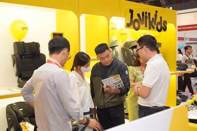 Des clients visitent un stand à l'IBTE 2024. (Photo fournie par l'organisateur)