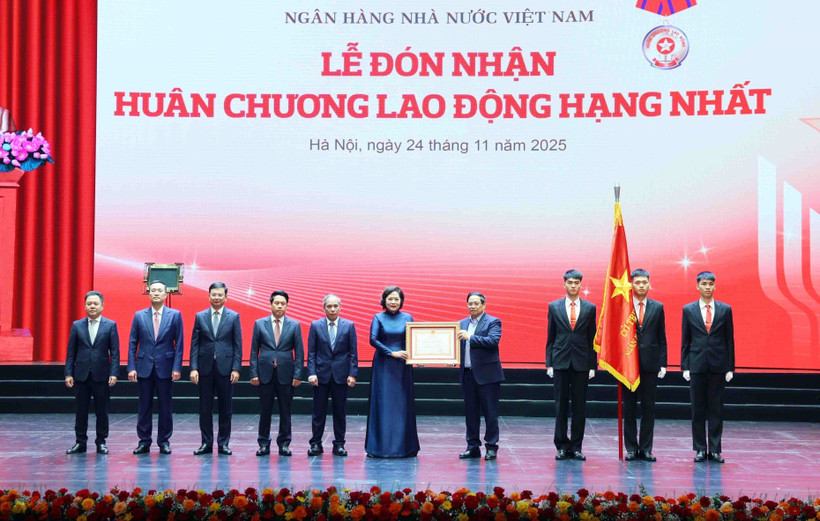 Au nom du Parti et de l’État, le Premier ministre Pham Minh Chinh a remis plusieurs distinctions de haut rang aux responsables de la Banque d'État du Vietnam. Photo : VNA