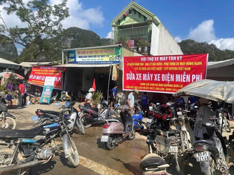 Au carrefour Roi à Tan Ky, des centaines de motos font la queue chaque jour, attendant patiemment leur tour pour être soignées. (Photo : VNA)