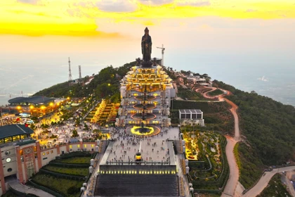 La zone touristique nationale de la montagne Ba Den au coucher du soleil, dotée des structures spirituelles et de complexes architecturaux avec des lumières brillantes. Photo : VNA