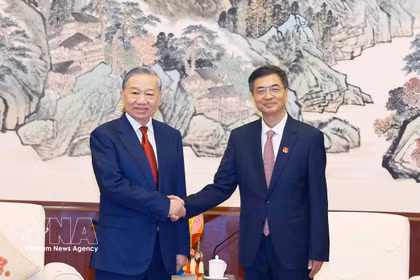 Le secrétaire général du Parti et président vietnamien, To Lam (gauche) et Chen Gang, secrétaire du Comité du Parti et président du Comité permanent de l’Assemblée populaire de la région autonome Zhuang du Guangxi. Photo : VNA
