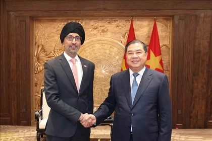 Pham Gia Tuc, membre du Bureau Politique, secrétaire et chef du Bureau du Comité central du Parti communiste du Vietnam, a reçu le 6 mars à Hanoï, l’ambassadeur de Singapour, Rajpal Singh. Photo : VNA