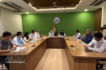 La séance de travail entre des responsables de l’Académie des sciences sociales du Vietnam et ceux de l’Institut indien d’administration publique. Photo : VNA