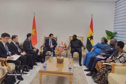 Le vice-ministre vietnamien des Affaires étrangères, Le Anh Tuan, et son homologue ghanéen, James Gyakye Quayson. Photo : VNA