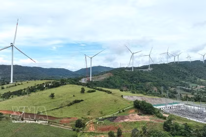 Le parc éolien de Lien Lap, situé dans la commune de Tan Lap, province de Quang Tri. Les énergies propres constituent un axe prioritaire de coopération entre le Vietnam et le Canada. Photo : VNA