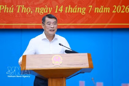 Le Premier ministre Le Minh Hung préside une séance de travail avec le Comité permanent du Comité provincial du Parti de Phu Tho. Photo : VNA