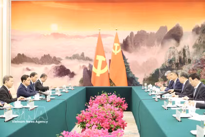 La rencontre entre les dirigeants vietnamien Le Minh Tri et chinois, Wang Huning. Photo : VNA