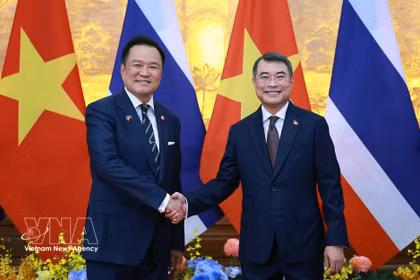 Les Premiers ministres vietnamien Le Minh Hung (droite) et thaïlandais Anutin Charnvirakul. Photo : VNA