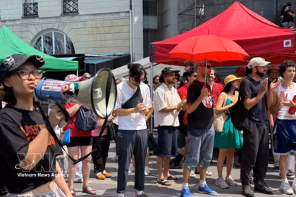 Des représentants d'organisations prennent la parole lors d'un rassemblement réclamant justice pour les victimes de l'agent orange, à la place de la Bastille à Paris, le 20 juin. Photo : VNA