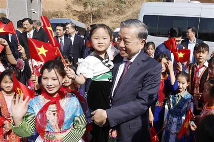 Le secrétaire général du Parti To Lam et des élèves de Dien Bien. Photo : VNA