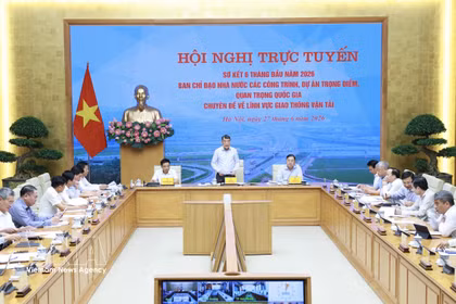 Le Premier ministre Le Minh Hung a présidé la réunion de bilan des six premiers mois de 2026 du Comité directeur d'État chargé des ouvrages et projets nationaux d'importance du secteur des transports. Photo : VNA