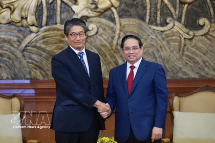 Le Premier ministre Pham Minh Chinh (droite) et l’ambassadeur du Japon au Vietnam, Ito Naoki à Thanh Hoa. Photo : VNA