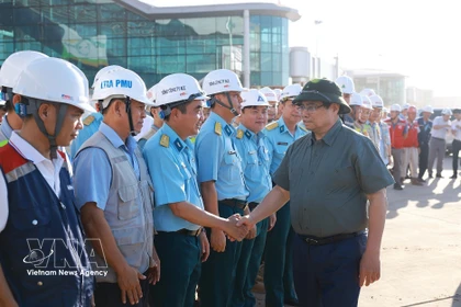 Le Premier ministre Pham Minh Chinh encourage les équipes travaillant sur le chantier du projet de l'aéroport international de Long Thanh. Photo : VNA