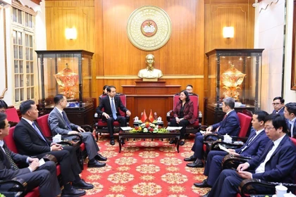 Mme Bui Thi Minh Hoai, présidente du Comité central du Front de la Patrie du Vietnam, reçoit à Hanoï Ha Wei, ambassadeur de Chine au Vietnam. Photo : VNA