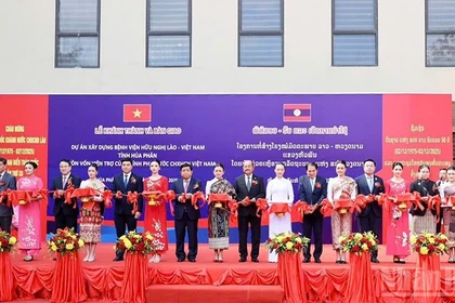 La cérémonie d’inauguration et de remise de l’Hôpital d’amitié Laos – Vietnam de la province de Houaphanh (Nord du Laos). Photo : nhandan