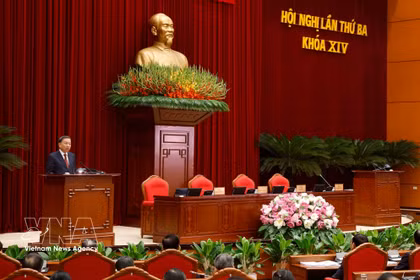 La secrétaire général du Parti communiste du Vietnam et président To Lam prend la parole lors de la séance de clôture du trosième Plénum du Parti. Photo : VNA