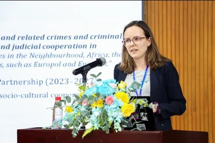 Un délégué étranger prend la parole lors du Colloque international sur le droit pénal transnational dans la région Asie – Pacifique. Photo : VNA