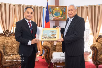 L’ambassadeur du Vietnam Phan Minh Giang (gauche) et le chef de l’État indépendant des Samoa, Tuimalealiifano Va’aletoa Sualauvi II, à Apia. Photo : VNA