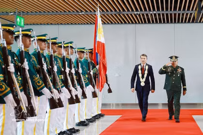 Le Premier ministre Le Minh Hung arrive aux Philippines pour le 48e Sommet de l’ASEAN. Photo : VNA