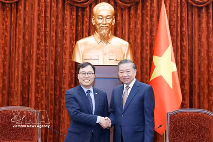 Le secrétaire général du Parti communiste du Vietnam et président de l’État, To Lam (droite) et l’ambassadeur sud-coréen, Choi Young Sam à Hanoï. Photo : VNA