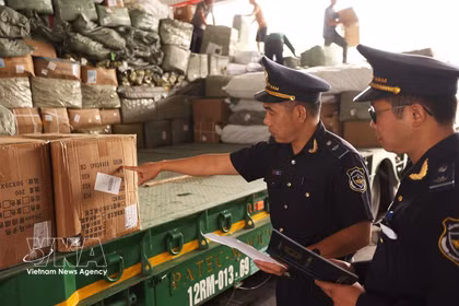 Inspecter et contrôler les marchandises importées et exportées au poste frontière international de Huu Nghi, province de Lang Son. Photo : VNA