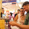 Des visiteurs étrangers apprécient les produits artisanaux présentés lors de l’événement. Photo: VNA