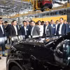 Le président du Myanmar Min Aung Hlaing visite le complexe automobile de VinFast. Photo: VNA