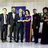 L’ambassadeur du Vietnam aux États-Unis, Nguyen Quoc Dung (troisième de gauche à droite), reçoit le prix d’excellence en diplomatie de la Chambre de commerce américaine d’origine asiatique (AACC). Photo : VNA