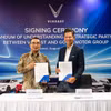 Sadikin Aksa, membre du conseil d’administration de Gowa Motor (à gauche), et Antonio Zara, directeur général de VinFast pour l’Asie du Sud-Est, lors de la cérémonie de signature du protocole d’accord (MoU) de coopération entre VinFast et Gowa Motor Group. Photo: Vinfastauto.com