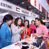 Des visiteurs découvrent le stand de la coopérative Hanoi Xanh lors du Halal Expo 2025, organisé du 26 au 29 novembre 2025 à Istanbul, en Türkiye. La délégation vietnamienne y a présenté une gamme diversifiée de produits halal, notamment agricoles, alimentaires, cosmétiques et pharmaceutiques. Photo : VNA