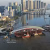 Vue panoramique de la barge transportant la travée principale, mise en place pour l'achèvement du projet de passerelle piétonne enjambant la rivière Saïgon. Photo : VNA
