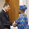 Le Premier ministre Le Minh Hung et la directrice générale de l’OMC Ngozi Okonjo-Iweala. Photo : VNA