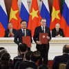 TLe secrétaire général du Comité central du Parti communiste du Vietnam et président de la République, Tô Lâm, et le président russe Vladimir Poutine assistent à la remise de documents de coopération Vietnam-Russie. Photo : VNA