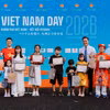 Les organisateurs ont remis des prix à des enfants vietnamiens de deuxième et troisième génération participant au programme « Le Vietnam en moi». Photo : VNA