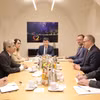 L'ambassadeur du Vietnam en Allemagne Nguyen Dac Thanh travaille avec le ministre-président du Land de Thuringe, Mario Voigt. Photo: VNA